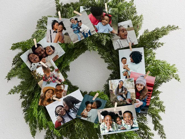 Zaveste si jedinečný DIY veniec, ktorý rozžiari vaše obľúbené úsmevy pomocou kombinácie potlačí. Tip: Keď skončia sviatky, zarámujte výtlačky na dekoráciu, ktorú budete milovať po celý rok.